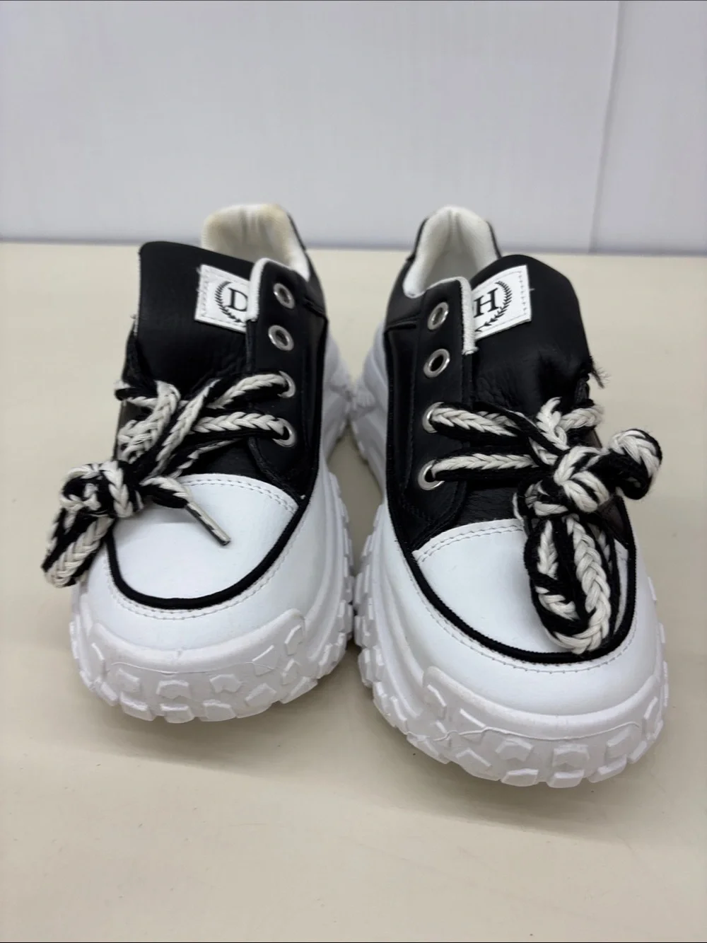 OU Xing Black & White Platform Sneakers for Women